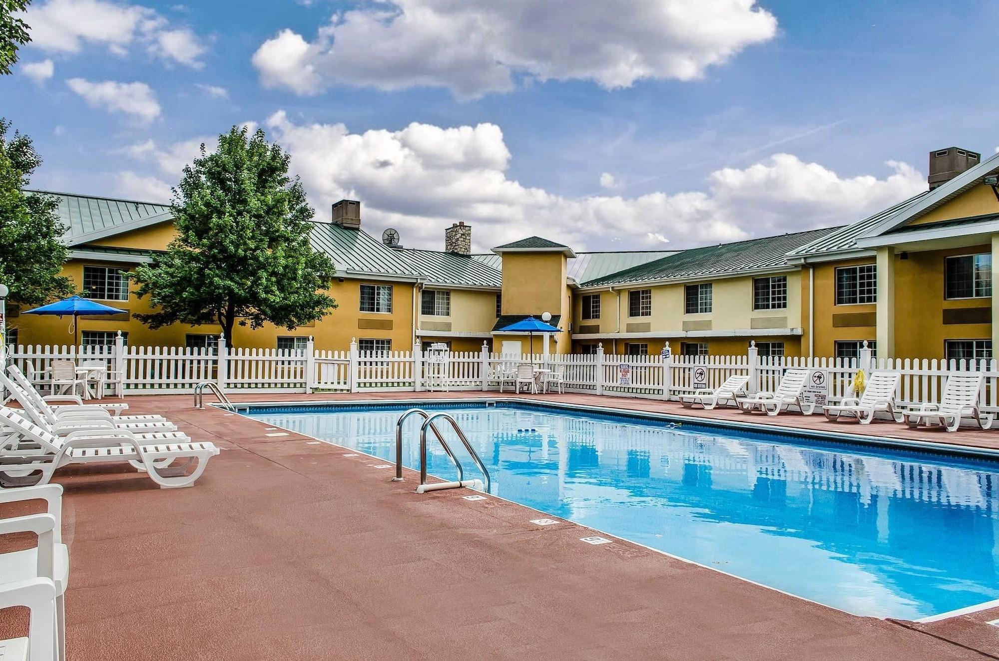 Baymont By Wyndham Harrisburg Hotel Exterior photo